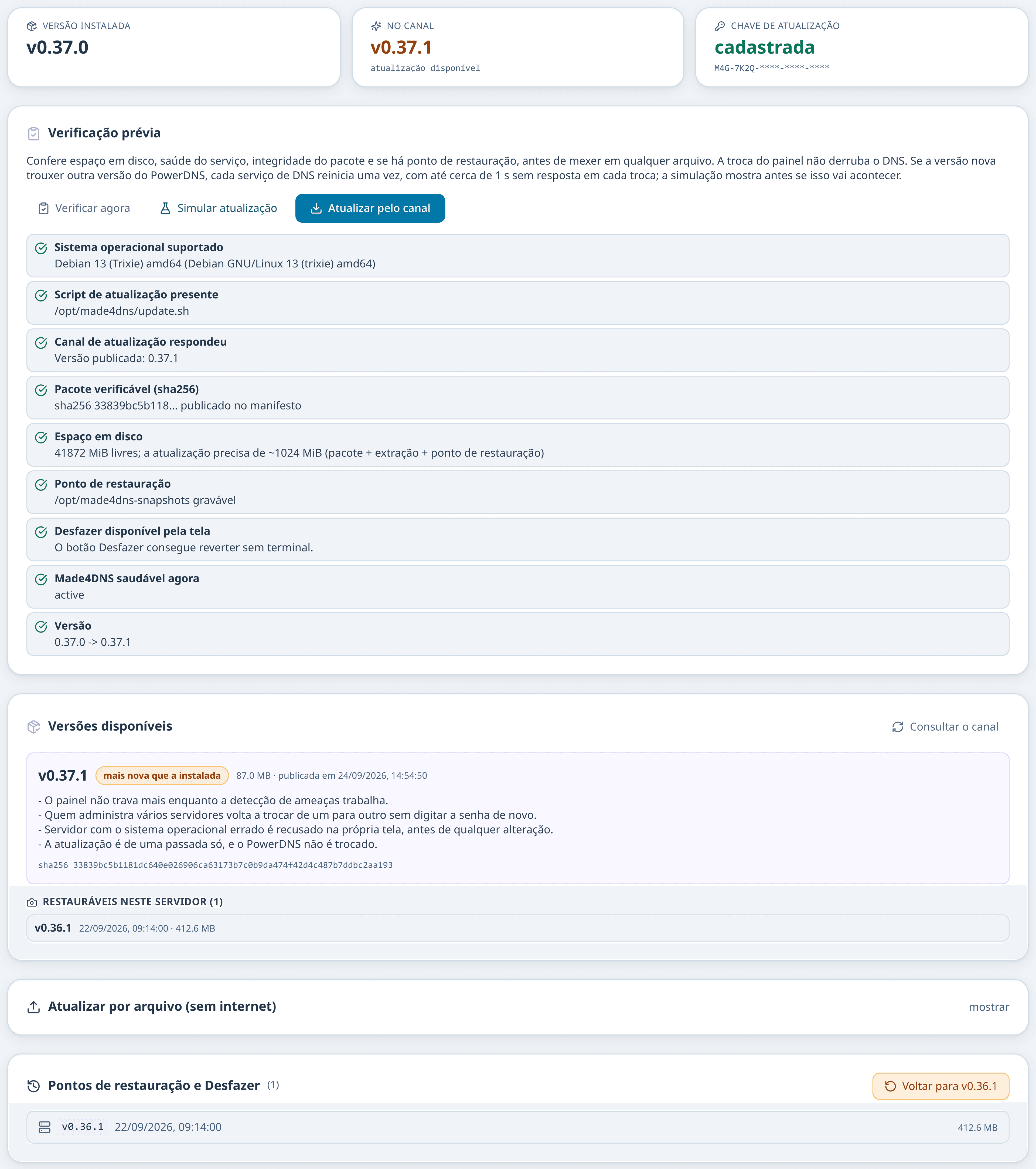 Tela de Atualizações com a chave cadastrada: estado, verificação prévia com os botões Verificar agora, Simular e Atualizar pelo canal, versões e pontos de restauração com Desfazer